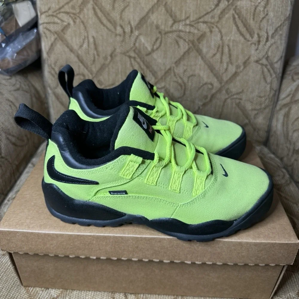 FQ3000-700 Supreme Nike SB Darwin‎ Low Green Volt Black White Fluorescent Size 8